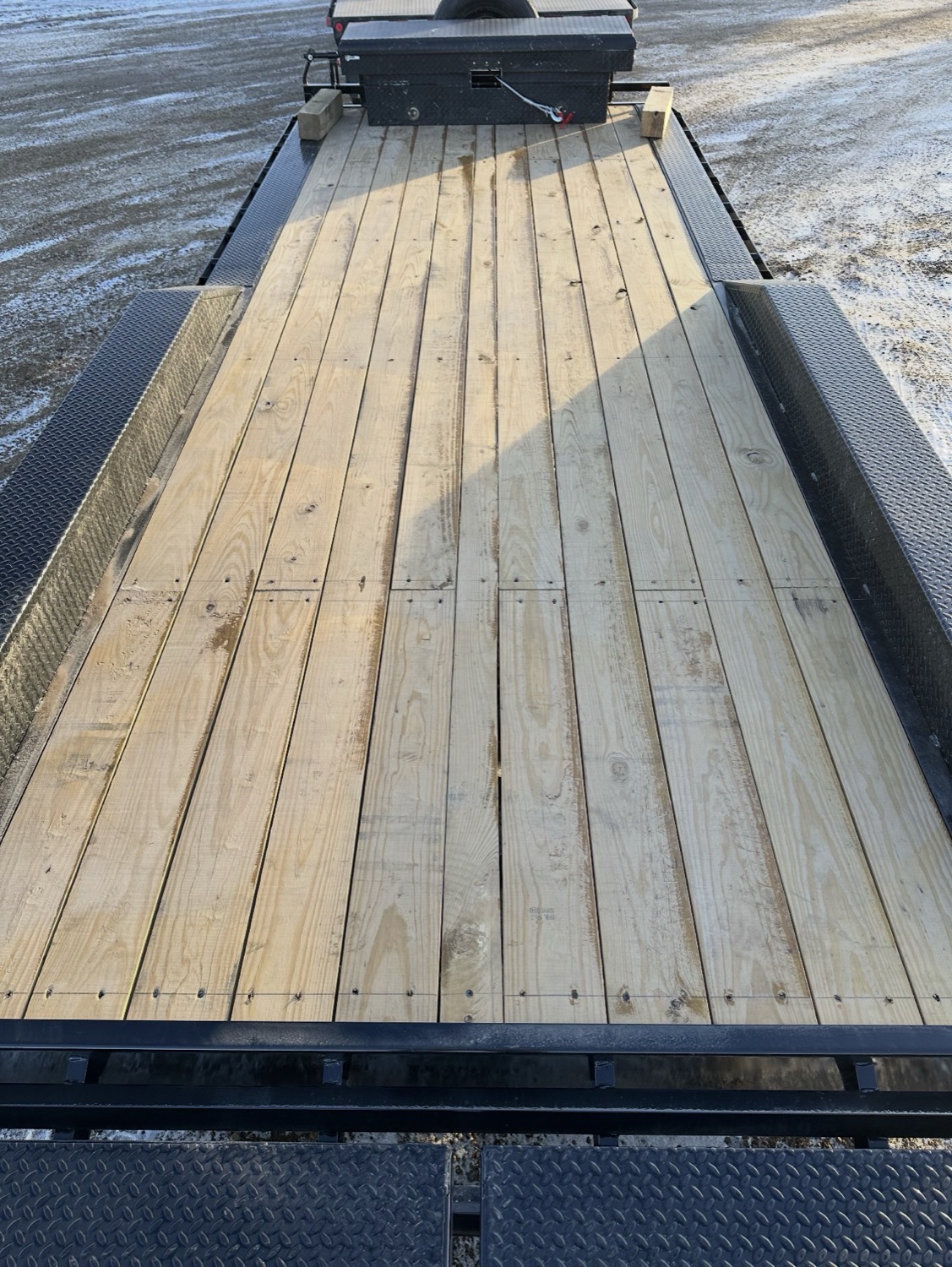 Flatbed — dovetail ramps & toolbox