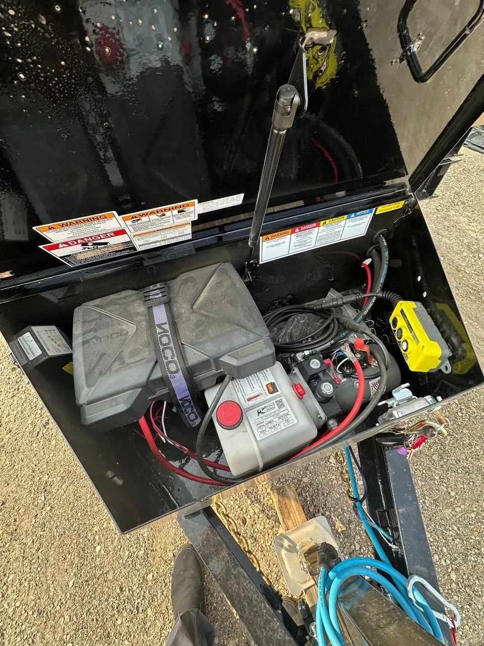 Flatbed toolbox